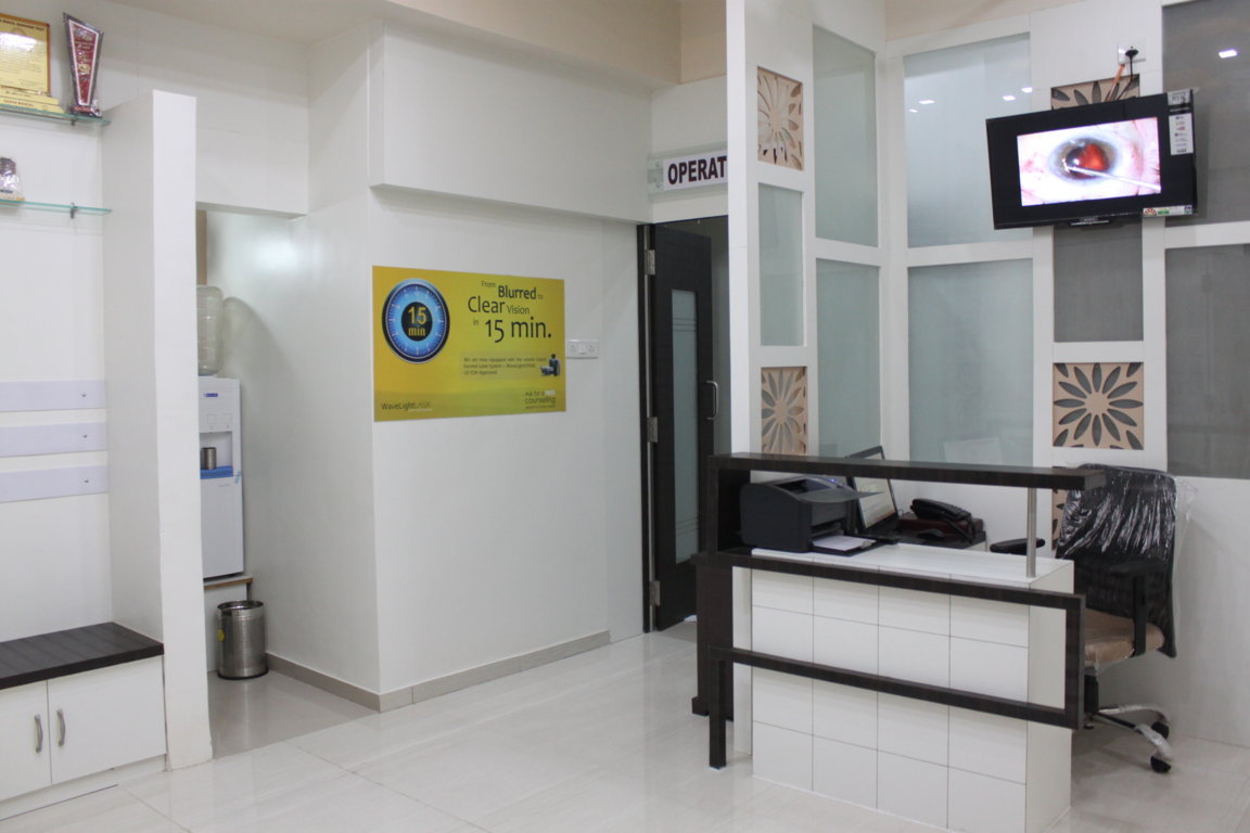 Operation theatre anteroom at Insight Institute with patient hydration nook, water dispenser, counselling desk and the WaveLight LASIK pledge poster